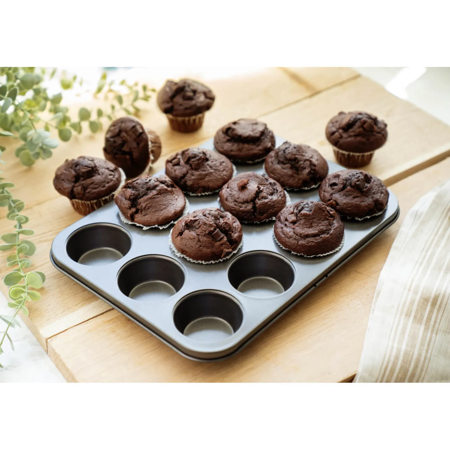 Luxe Bakeware Non-Stick Bun Pan - 12 Cup