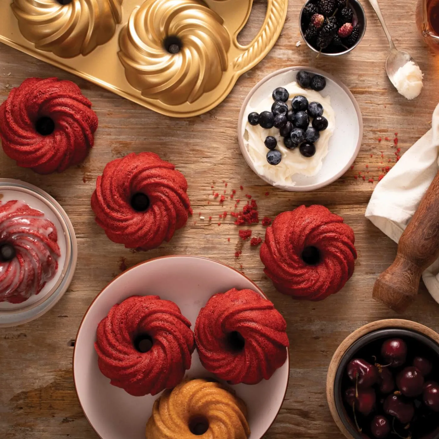 Nordic Ware Swirl Bundtlette Pan - Gold